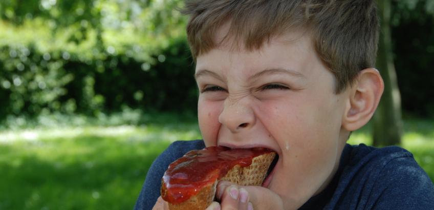 Dreng spiser marmelademad